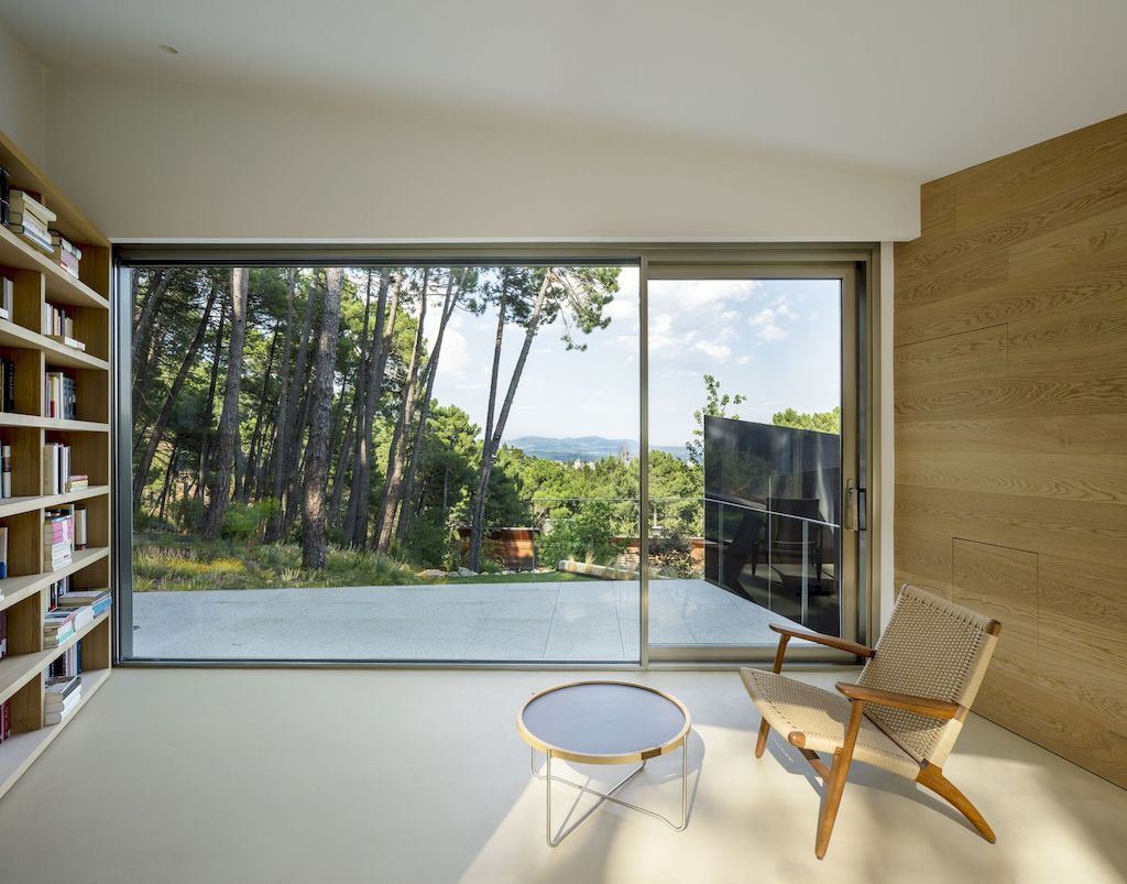 Szoke House, harmony with landscape by Aranguren Gallegos Arquitectos