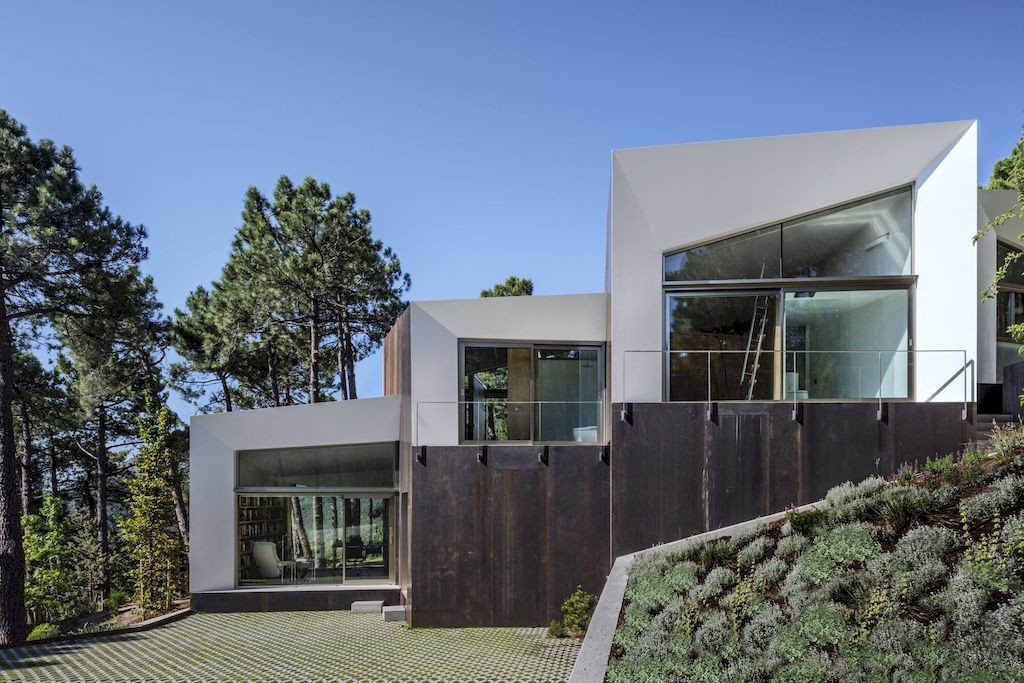 Szoke House, harmony with landscape by Aranguren Gallegos Arquitectos