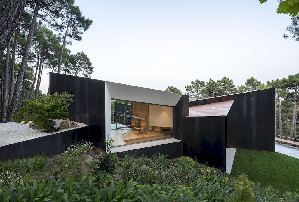 Szoke House, harmony with landscape by Aranguren Gallegos Arquitectos