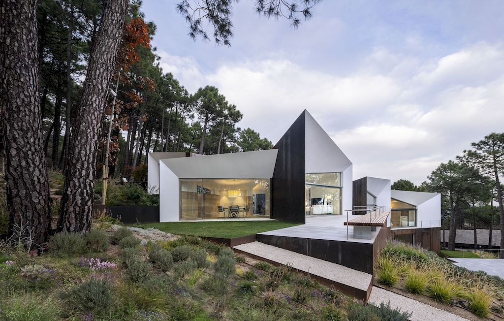 Szoke House harmony with landscape by Aranguren Gallegos Arquitectos 5
