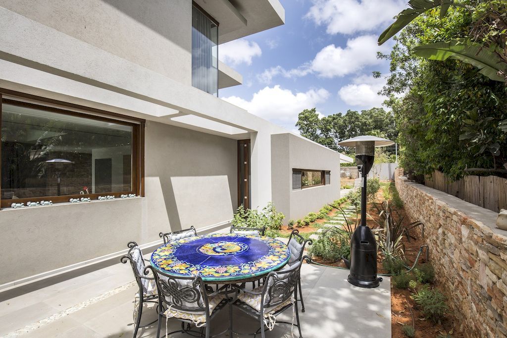 TLV House Luxury House in Suburb of Tel Aviv by Metropole Architects 11