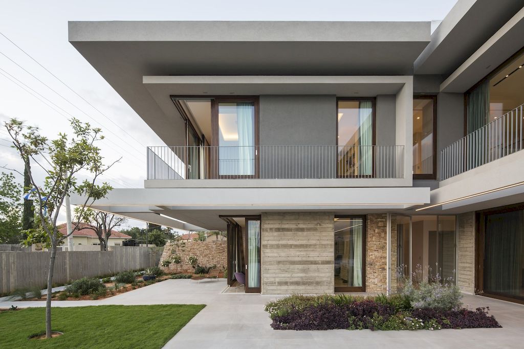 TLV House Luxury House in Suburb of Tel Aviv by Metropole Architects 23