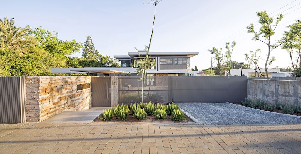 TLV House Luxury House in Suburb of Tel Aviv by Metropole Architects 3