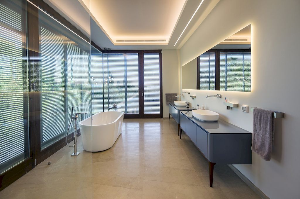 TLV House Luxury House in Suburb of Tel Aviv by Metropole Architects 35