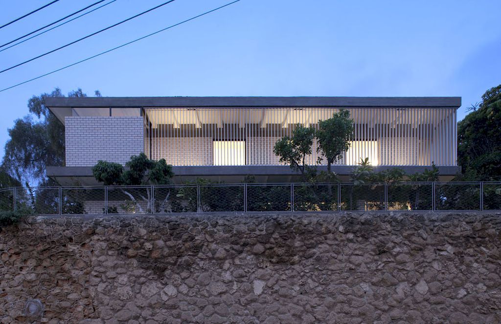 The Rechter House Modern Two storey Home by Pitsou Kedem Architects 11