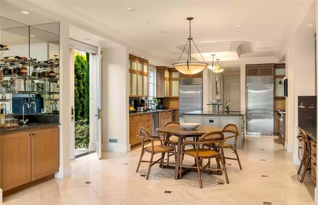 The Estate in Washington is a luxurious home with the hallmarks of grace, grandeur and privacy now available for sale. This home located at 3602 Evergreen Point Road, Medina, Washington; offering 04 bedrooms and 06 bathrooms with 6,520 square feet of living spaces.