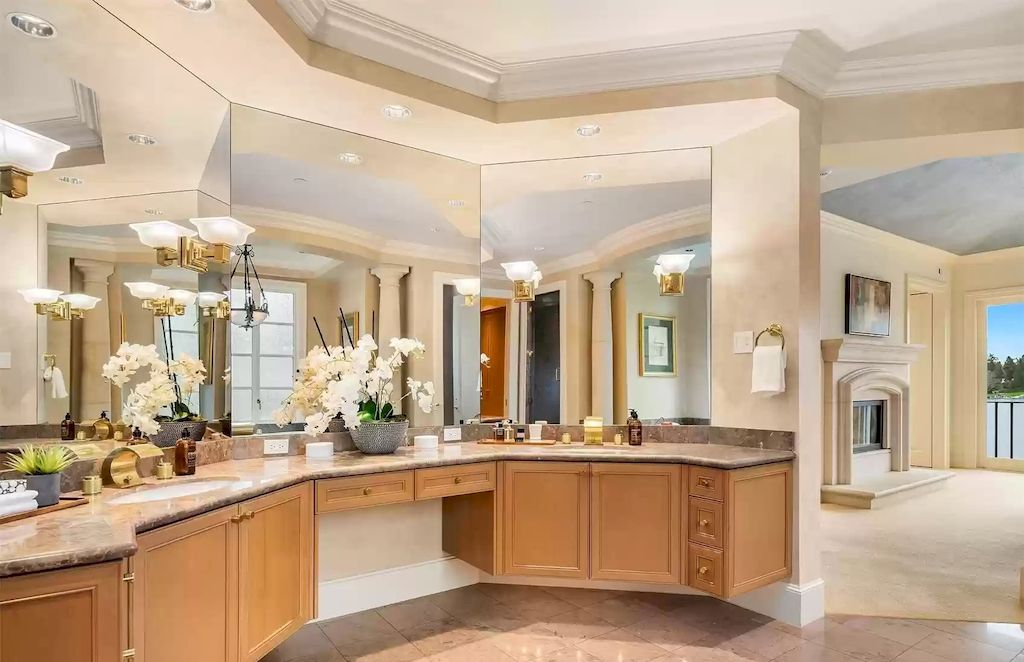 The Estate in Washington is a luxurious home with the hallmarks of grace, grandeur and privacy now available for sale. This home located at 3602 Evergreen Point Road, Medina, Washington; offering 04 bedrooms and 06 bathrooms with 6,520 square feet of living spaces.
