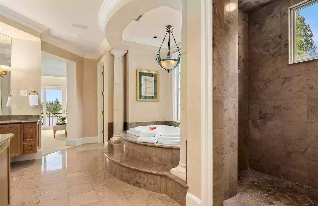 The Estate in Washington is a luxurious home with the hallmarks of grace, grandeur and privacy now available for sale. This home located at 3602 Evergreen Point Road, Medina, Washington; offering 04 bedrooms and 06 bathrooms with 6,520 square feet of living spaces.