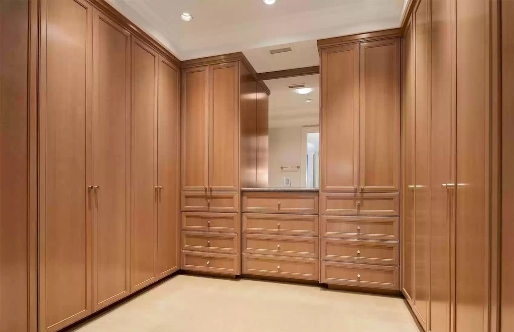 The Estate in Washington is a luxurious home with the hallmarks of grace, grandeur and privacy now available for sale. This home located at 3602 Evergreen Point Road, Medina, Washington; offering 04 bedrooms and 06 bathrooms with 6,520 square feet of living spaces.