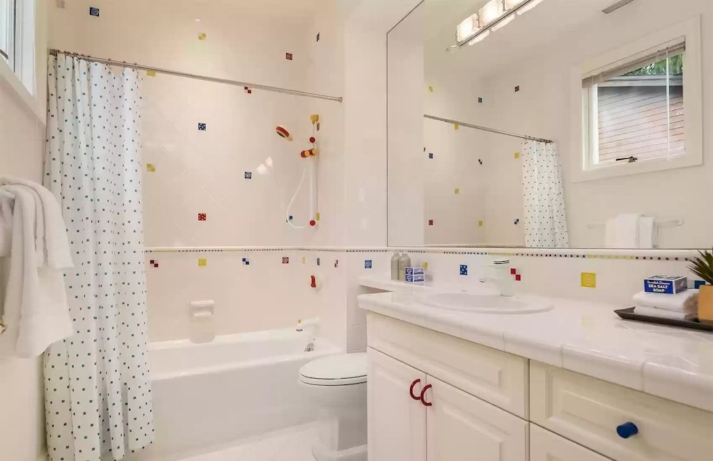 The Estate in Washington is a luxurious home with the hallmarks of grace, grandeur and privacy now available for sale. This home located at 3602 Evergreen Point Road, Medina, Washington; offering 04 bedrooms and 06 bathrooms with 6,520 square feet of living spaces.