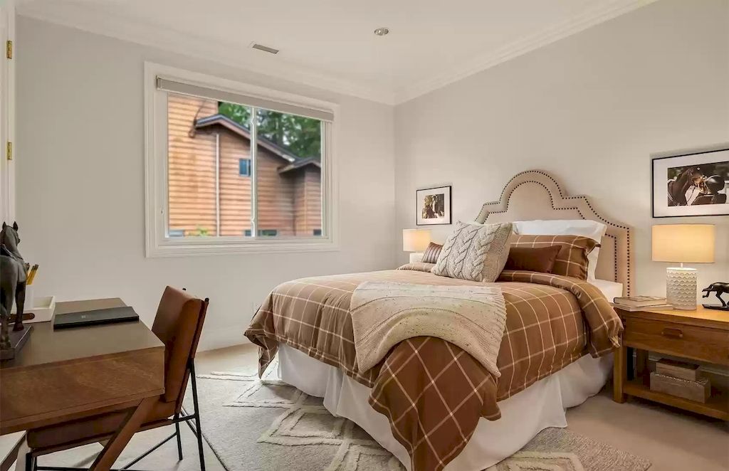 The Estate in Washington is a luxurious home with the hallmarks of grace, grandeur and privacy now available for sale. This home located at 3602 Evergreen Point Road, Medina, Washington; offering 04 bedrooms and 06 bathrooms with 6,520 square feet of living spaces.