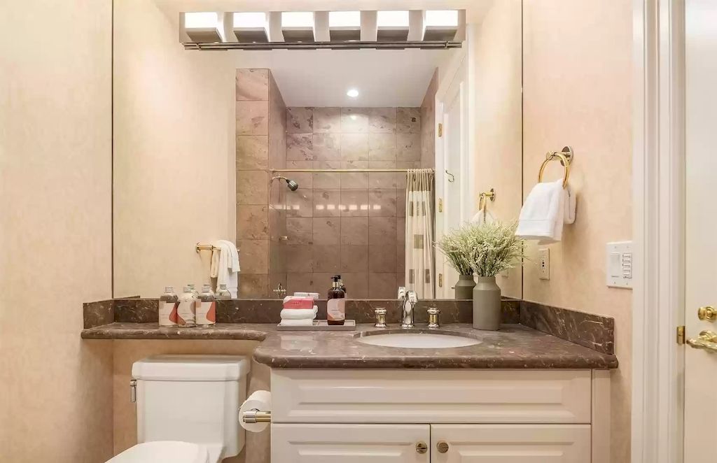 The Estate in Washington is a luxurious home with the hallmarks of grace, grandeur and privacy now available for sale. This home located at 3602 Evergreen Point Road, Medina, Washington; offering 04 bedrooms and 06 bathrooms with 6,520 square feet of living spaces.