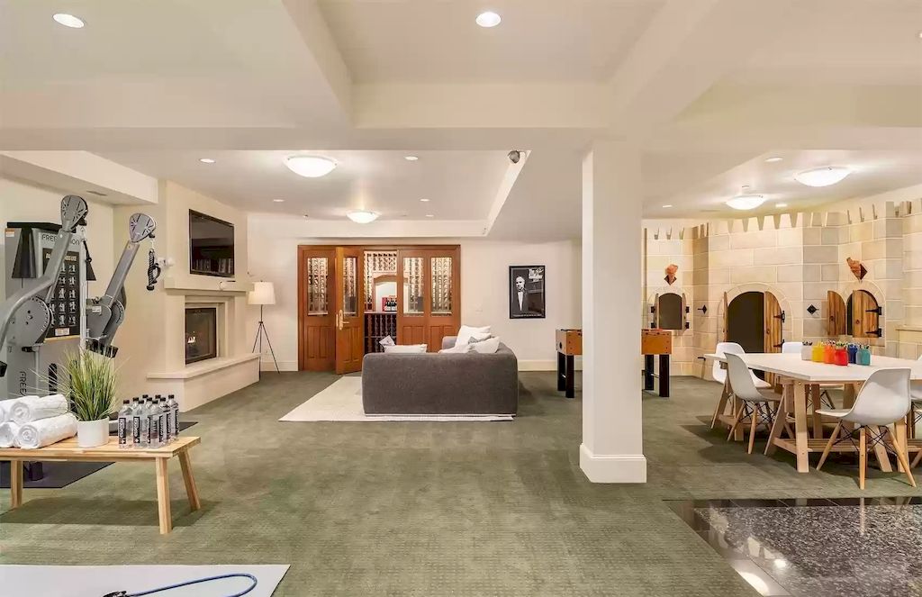 The Estate in Washington is a luxurious home with the hallmarks of grace, grandeur and privacy now available for sale. This home located at 3602 Evergreen Point Road, Medina, Washington; offering 04 bedrooms and 06 bathrooms with 6,520 square feet of living spaces.