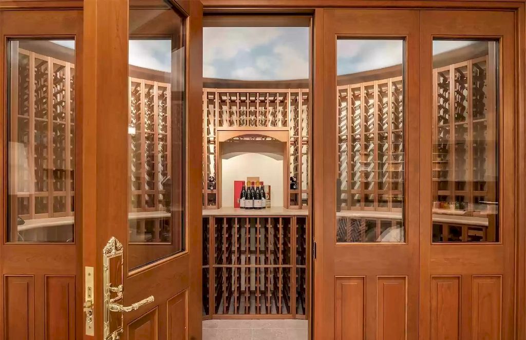 The Estate in Washington is a luxurious home with the hallmarks of grace, grandeur and privacy now available for sale. This home located at 3602 Evergreen Point Road, Medina, Washington; offering 04 bedrooms and 06 bathrooms with 6,520 square feet of living spaces.