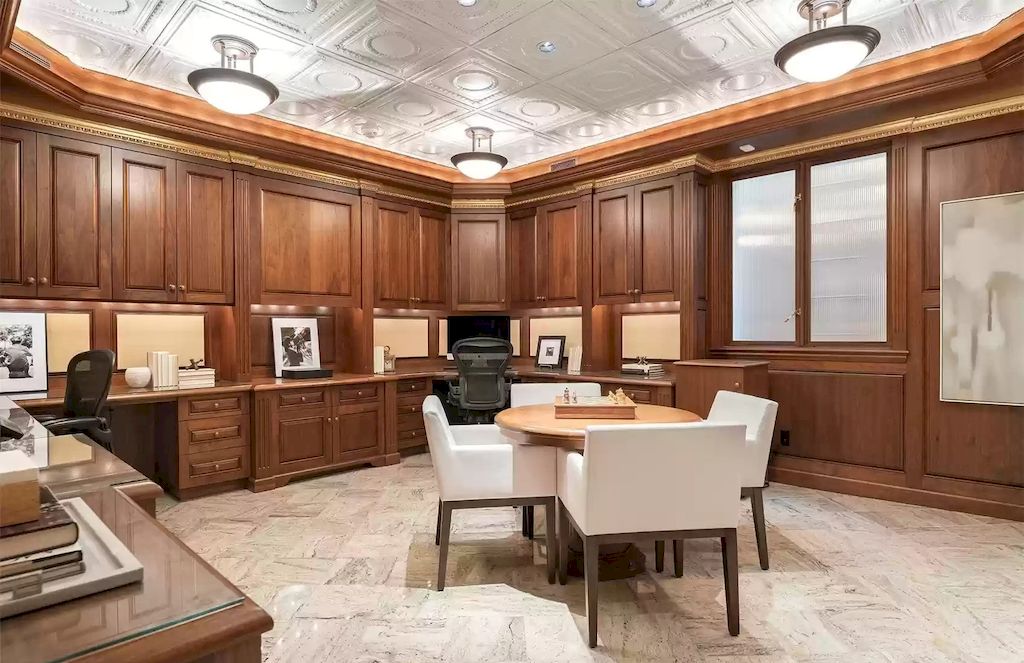 The Estate in Washington is a luxurious home with the hallmarks of grace, grandeur and privacy now available for sale. This home located at 3602 Evergreen Point Road, Medina, Washington; offering 04 bedrooms and 06 bathrooms with 6,520 square feet of living spaces.