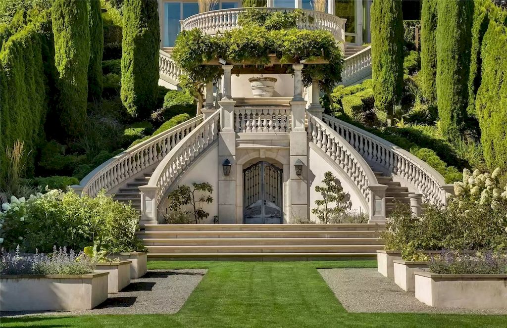 The Estate in Washington is a luxurious home with the hallmarks of grace, grandeur and privacy now available for sale. This home located at 3602 Evergreen Point Road, Medina, Washington; offering 04 bedrooms and 06 bathrooms with 6,520 square feet of living spaces.