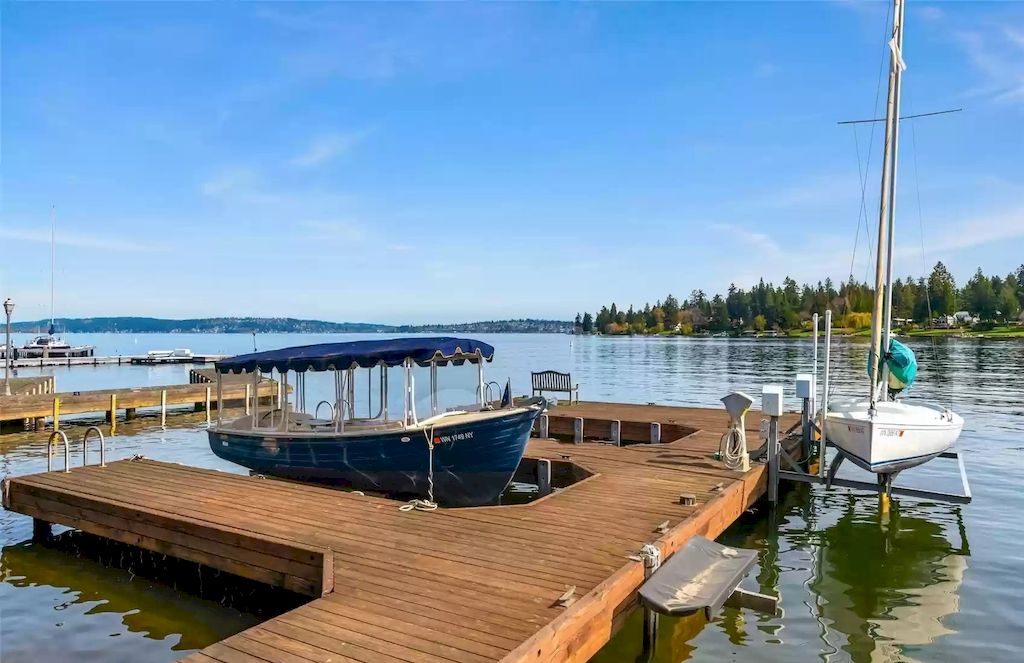 The Estate in Washington is a luxurious home with the hallmarks of grace, grandeur and privacy now available for sale. This home located at 3602 Evergreen Point Road, Medina, Washington; offering 04 bedrooms and 06 bathrooms with 6,520 square feet of living spaces.