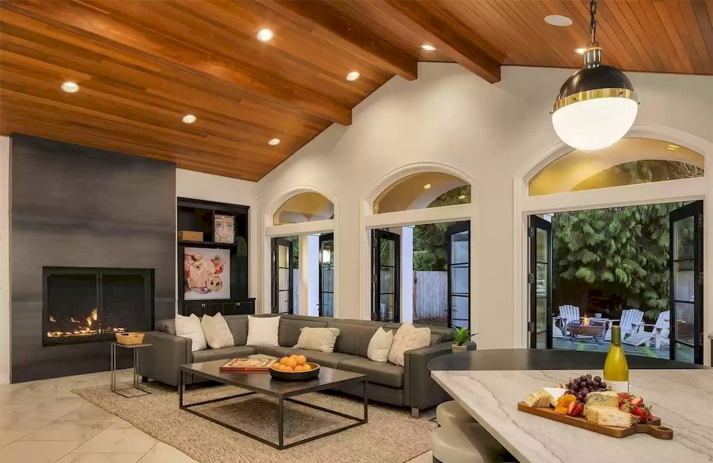 The Estate in Washington is a luxurious home beautifully and thoughtfully built in a grand-scale elegance for now available for sale. This home located at 8430 Hunts Point Lane, Hunts Point, Washington; offering 05 bedrooms and 05 bathrooms with 5,270 square feet of living spaces. 