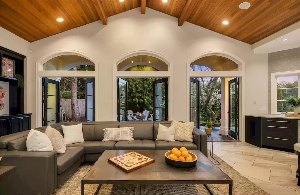 The Estate in Washington is a luxurious home beautifully and thoughtfully built in a grand-scale elegance for now available for sale. This home located at 8430 Hunts Point Lane, Hunts Point, Washington; offering 05 bedrooms and 05 bathrooms with 5,270 square feet of living spaces. 