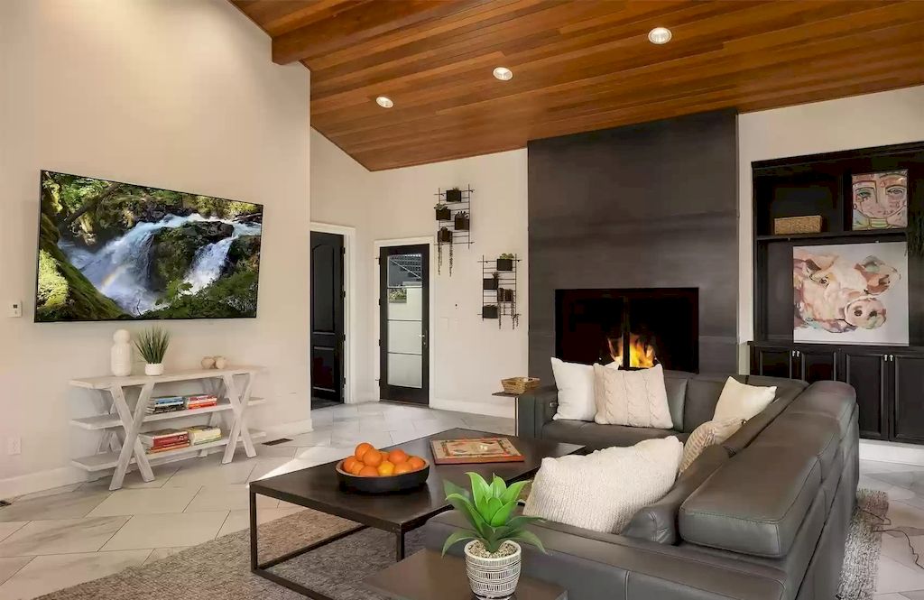 The Estate in Washington is a luxurious home beautifully and thoughtfully built in a grand-scale elegance for now available for sale. This home located at 8430 Hunts Point Lane, Hunts Point, Washington; offering 05 bedrooms and 05 bathrooms with 5,270 square feet of living spaces. 