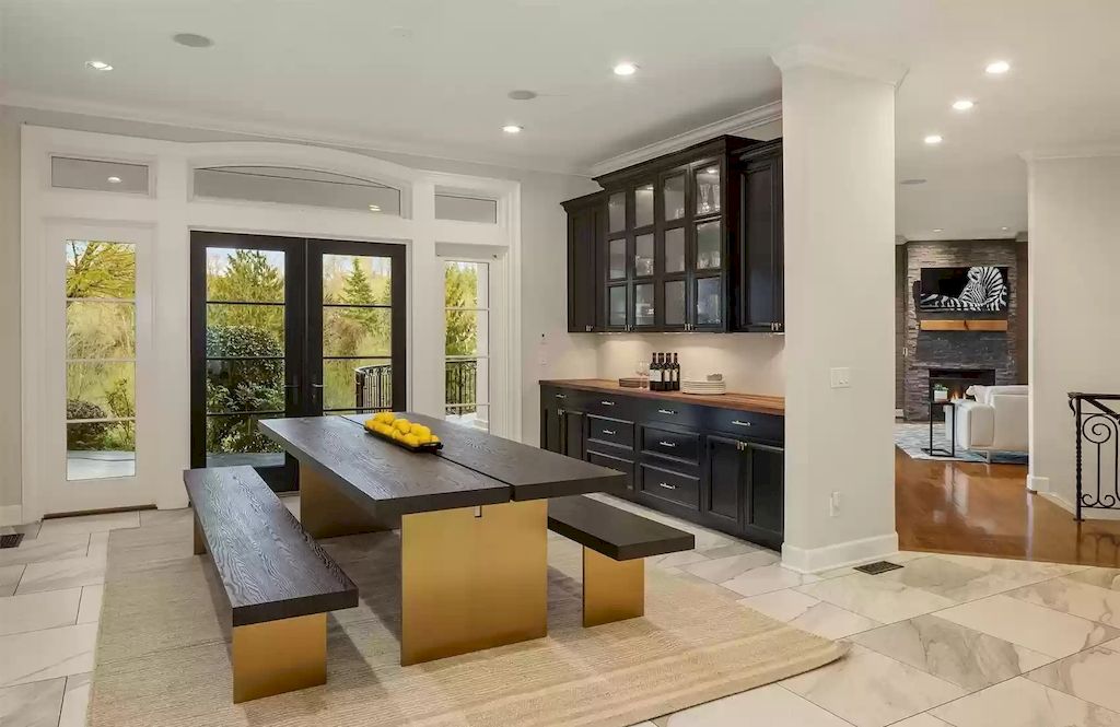 The Estate in Washington is a luxurious home beautifully and thoughtfully built in a grand-scale elegance for now available for sale. This home located at 8430 Hunts Point Lane, Hunts Point, Washington; offering 05 bedrooms and 05 bathrooms with 5,270 square feet of living spaces. 