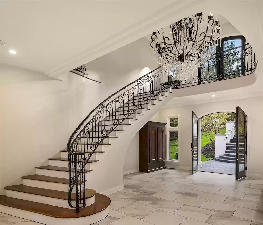 The Estate in Washington is a luxurious home beautifully and thoughtfully built in a grand-scale elegance for now available for sale. This home located at 8430 Hunts Point Lane, Hunts Point, Washington; offering 05 bedrooms and 05 bathrooms with 5,270 square feet of living spaces. 