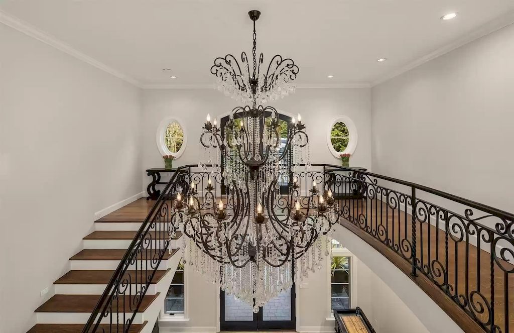 The Estate in Washington is a luxurious home beautifully and thoughtfully built in a grand-scale elegance for now available for sale. This home located at 8430 Hunts Point Lane, Hunts Point, Washington; offering 05 bedrooms and 05 bathrooms with 5,270 square feet of living spaces. 