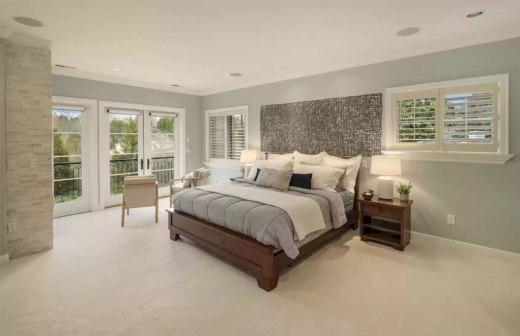 The Estate in Washington is a luxurious home beautifully and thoughtfully built in a grand-scale elegance for now available for sale. This home located at 8430 Hunts Point Lane, Hunts Point, Washington; offering 05 bedrooms and 05 bathrooms with 5,270 square feet of living spaces. 