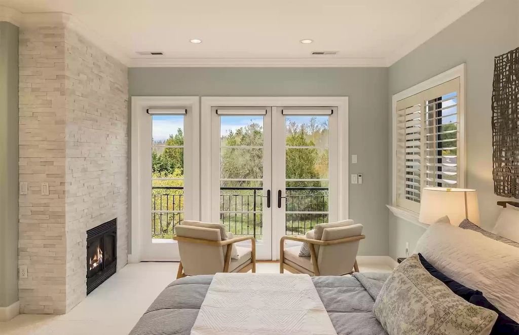 The Estate in Washington is a luxurious home beautifully and thoughtfully built in a grand-scale elegance for now available for sale. This home located at 8430 Hunts Point Lane, Hunts Point, Washington; offering 05 bedrooms and 05 bathrooms with 5,270 square feet of living spaces. 