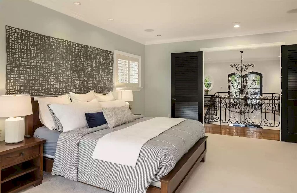 The Estate in Washington is a luxurious home beautifully and thoughtfully built in a grand-scale elegance for now available for sale. This home located at 8430 Hunts Point Lane, Hunts Point, Washington; offering 05 bedrooms and 05 bathrooms with 5,270 square feet of living spaces. 