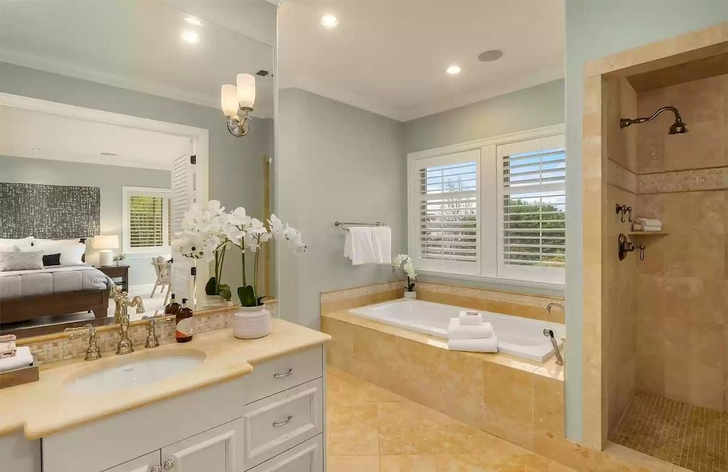 The Estate in Washington is a luxurious home beautifully and thoughtfully built in a grand-scale elegance for now available for sale. This home located at 8430 Hunts Point Lane, Hunts Point, Washington; offering 05 bedrooms and 05 bathrooms with 5,270 square feet of living spaces. 