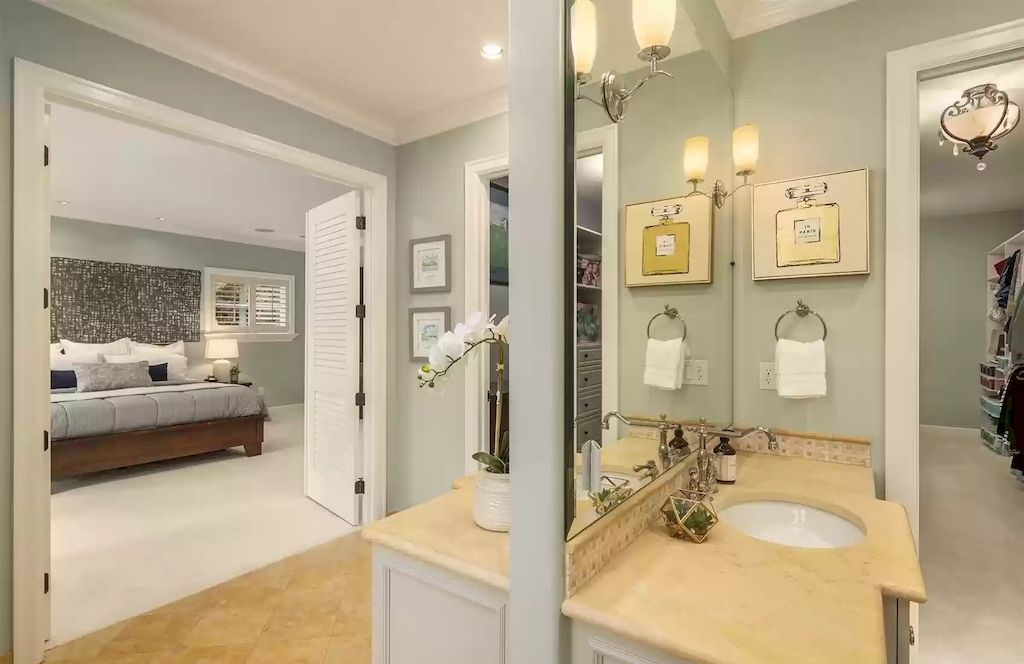 The Estate in Washington is a luxurious home beautifully and thoughtfully built in a grand-scale elegance for now available for sale. This home located at 8430 Hunts Point Lane, Hunts Point, Washington; offering 05 bedrooms and 05 bathrooms with 5,270 square feet of living spaces. 