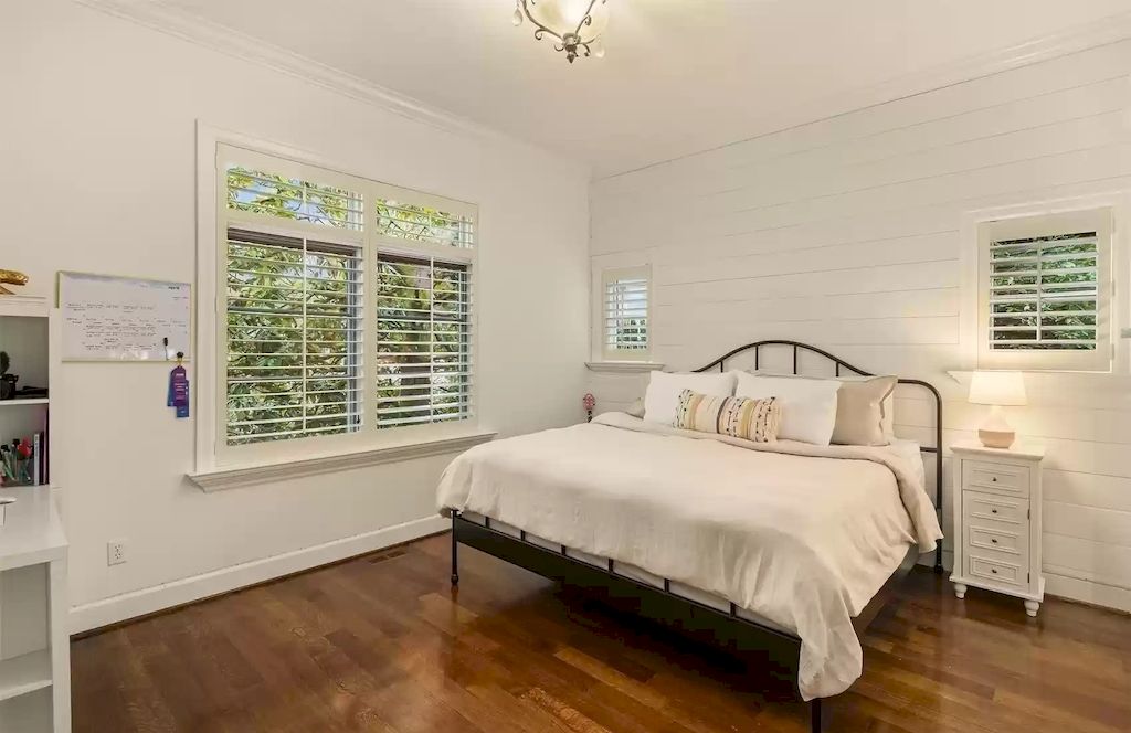 The Estate in Washington is a luxurious home beautifully and thoughtfully built in a grand-scale elegance for now available for sale. This home located at 8430 Hunts Point Lane, Hunts Point, Washington; offering 05 bedrooms and 05 bathrooms with 5,270 square feet of living spaces. 