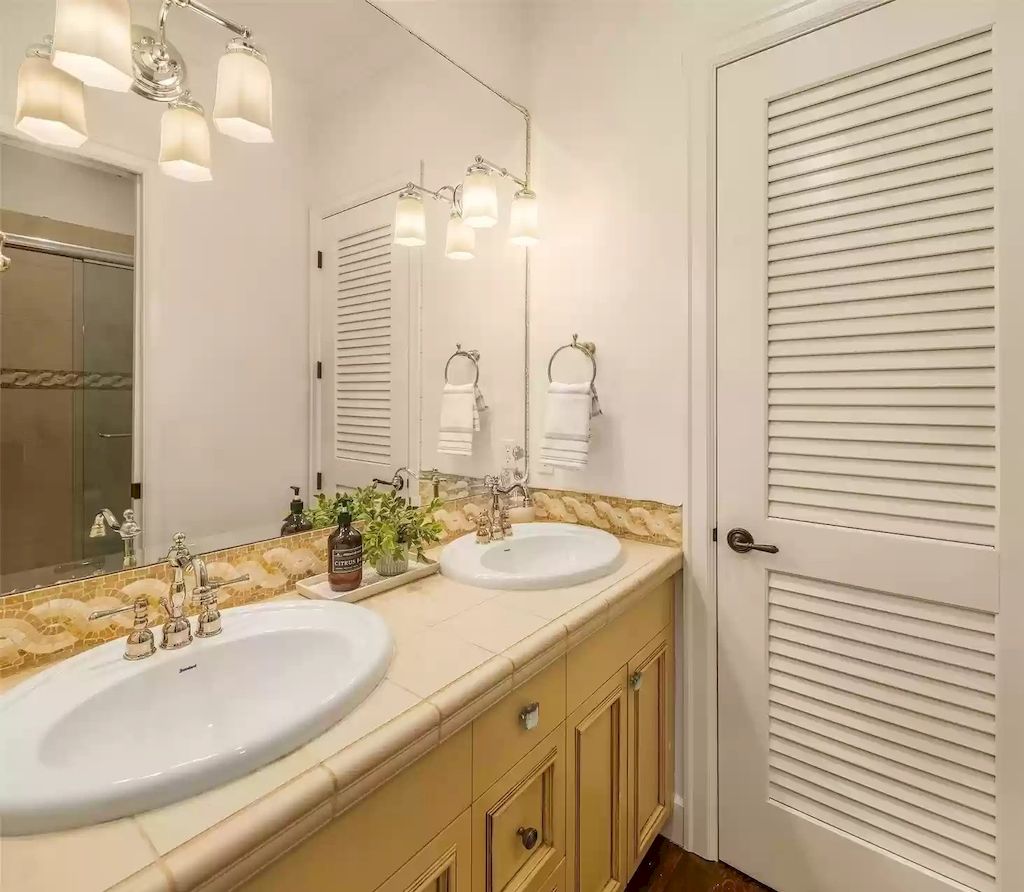 The Estate in Washington is a luxurious home beautifully and thoughtfully built in a grand-scale elegance for now available for sale. This home located at 8430 Hunts Point Lane, Hunts Point, Washington; offering 05 bedrooms and 05 bathrooms with 5,270 square feet of living spaces. 