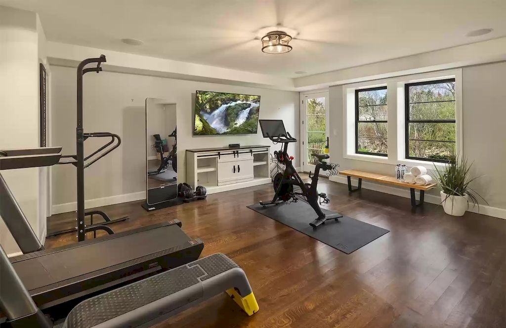 The Estate in Washington is a luxurious home beautifully and thoughtfully built in a grand-scale elegance for now available for sale. This home located at 8430 Hunts Point Lane, Hunts Point, Washington; offering 05 bedrooms and 05 bathrooms with 5,270 square feet of living spaces. 