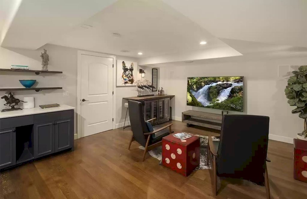 The Estate in Washington is a luxurious home beautifully and thoughtfully built in a grand-scale elegance for now available for sale. This home located at 8430 Hunts Point Lane, Hunts Point, Washington; offering 05 bedrooms and 05 bathrooms with 5,270 square feet of living spaces. 