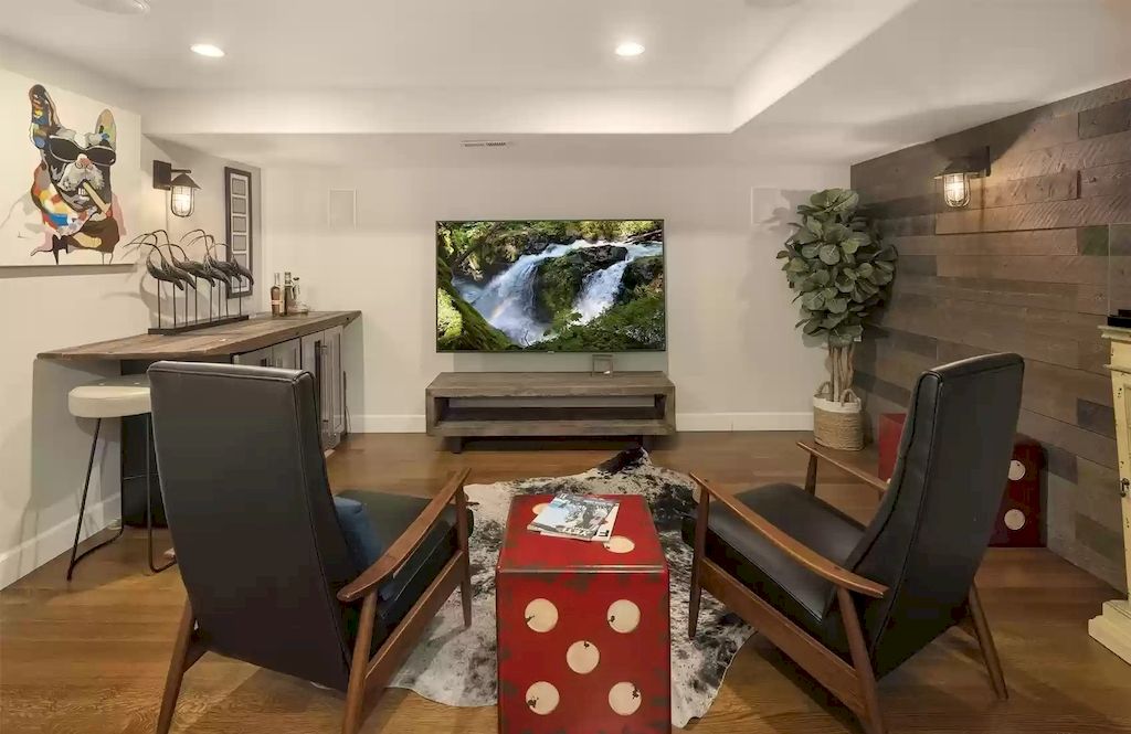The Estate in Washington is a luxurious home beautifully and thoughtfully built in a grand-scale elegance for now available for sale. This home located at 8430 Hunts Point Lane, Hunts Point, Washington; offering 05 bedrooms and 05 bathrooms with 5,270 square feet of living spaces. 