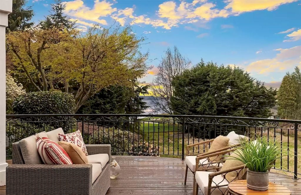 The Estate in Washington is a luxurious home beautifully and thoughtfully built in a grand-scale elegance for now available for sale. This home located at 8430 Hunts Point Lane, Hunts Point, Washington; offering 05 bedrooms and 05 bathrooms with 5,270 square feet of living spaces. 