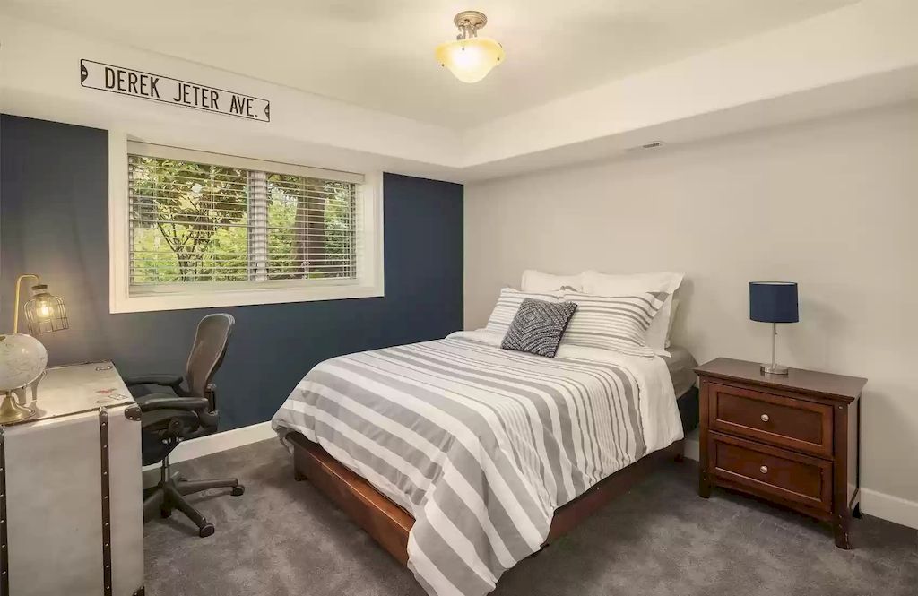 The Estate in Washington is a luxurious home beautifully and thoughtfully built in a grand-scale elegance for now available for sale. This home located at 8430 Hunts Point Lane, Hunts Point, Washington; offering 05 bedrooms and 05 bathrooms with 5,270 square feet of living spaces. 