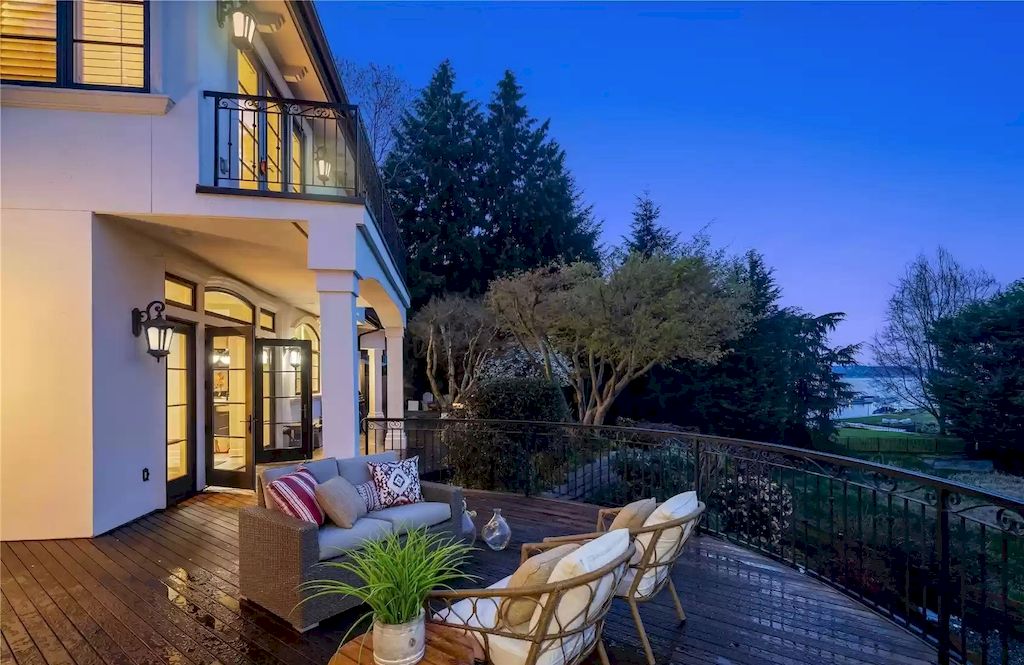 The Estate in Washington is a luxurious home beautifully and thoughtfully built in a grand-scale elegance for now available for sale. This home located at 8430 Hunts Point Lane, Hunts Point, Washington; offering 05 bedrooms and 05 bathrooms with 5,270 square feet of living spaces. 
