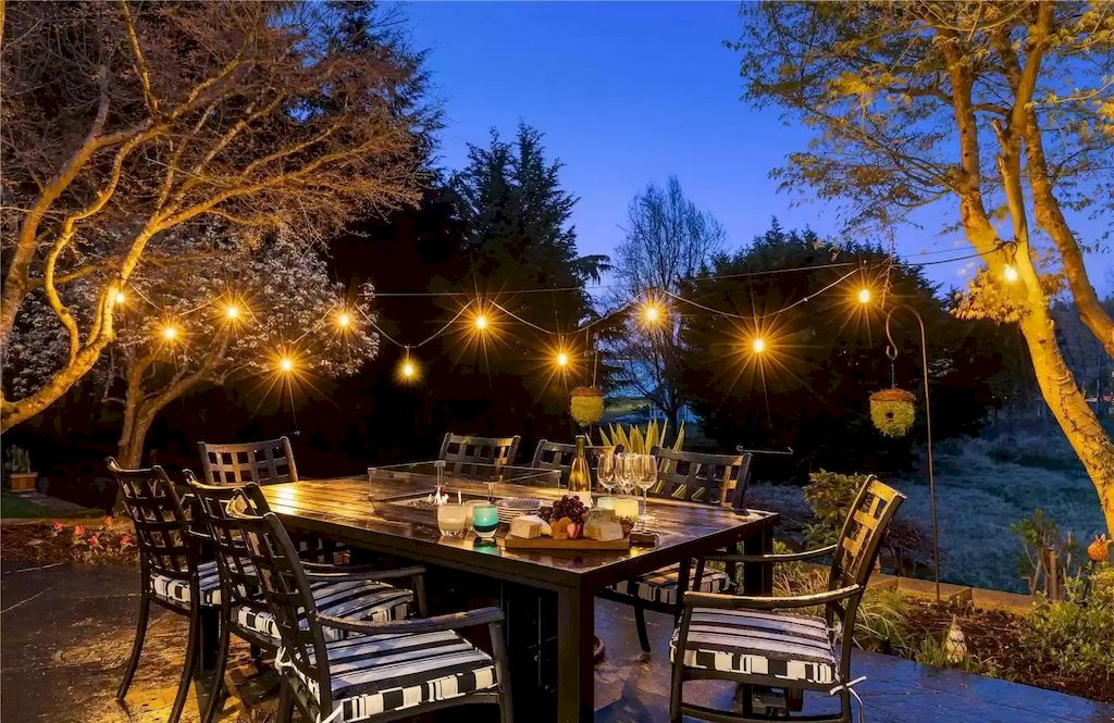 The Estate in Washington is a luxurious home beautifully and thoughtfully built in a grand-scale elegance for now available for sale. This home located at 8430 Hunts Point Lane, Hunts Point, Washington; offering 05 bedrooms and 05 bathrooms with 5,270 square feet of living spaces. 