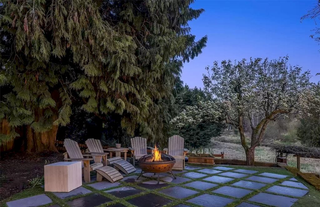 The Estate in Washington is a luxurious home beautifully and thoughtfully built in a grand-scale elegance for now available for sale. This home located at 8430 Hunts Point Lane, Hunts Point, Washington; offering 05 bedrooms and 05 bathrooms with 5,270 square feet of living spaces. 