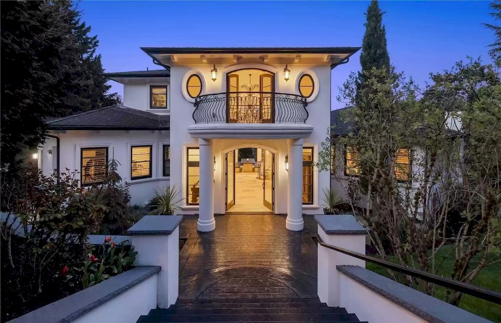 The Estate in Washington is a luxurious home beautifully and thoughtfully built in a grand-scale elegance for now available for sale. This home located at 8430 Hunts Point Lane, Hunts Point, Washington; offering 05 bedrooms and 05 bathrooms with 5,270 square feet of living spaces. 