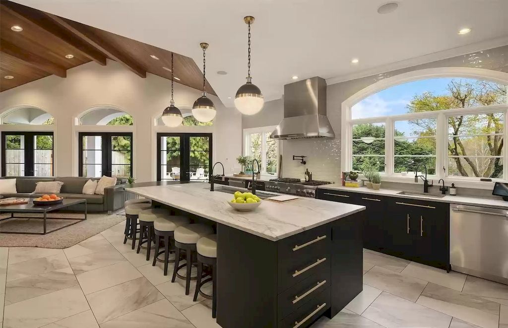 The Estate in Washington is a luxurious home beautifully and thoughtfully built in a grand-scale elegance for now available for sale. This home located at 8430 Hunts Point Lane, Hunts Point, Washington; offering 05 bedrooms and 05 bathrooms with 5,270 square feet of living spaces. 