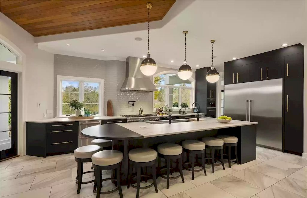 The Estate in Washington is a luxurious home beautifully and thoughtfully built in a grand-scale elegance for now available for sale. This home located at 8430 Hunts Point Lane, Hunts Point, Washington; offering 05 bedrooms and 05 bathrooms with 5,270 square feet of living spaces. 