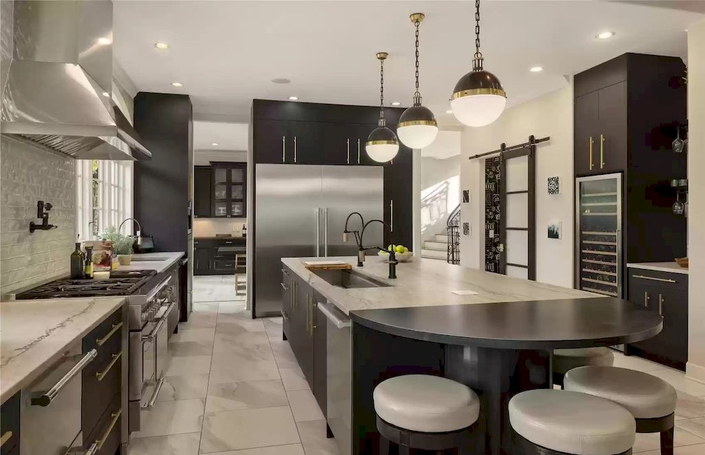 The Estate in Washington is a luxurious home beautifully and thoughtfully built in a grand-scale elegance for now available for sale. This home located at 8430 Hunts Point Lane, Hunts Point, Washington; offering 05 bedrooms and 05 bathrooms with 5,270 square feet of living spaces. 