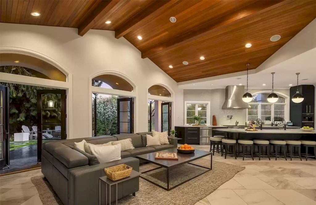 The Estate in Washington is a luxurious home beautifully and thoughtfully built in a grand-scale elegance for now available for sale. This home located at 8430 Hunts Point Lane, Hunts Point, Washington; offering 05 bedrooms and 05 bathrooms with 5,270 square feet of living spaces. 