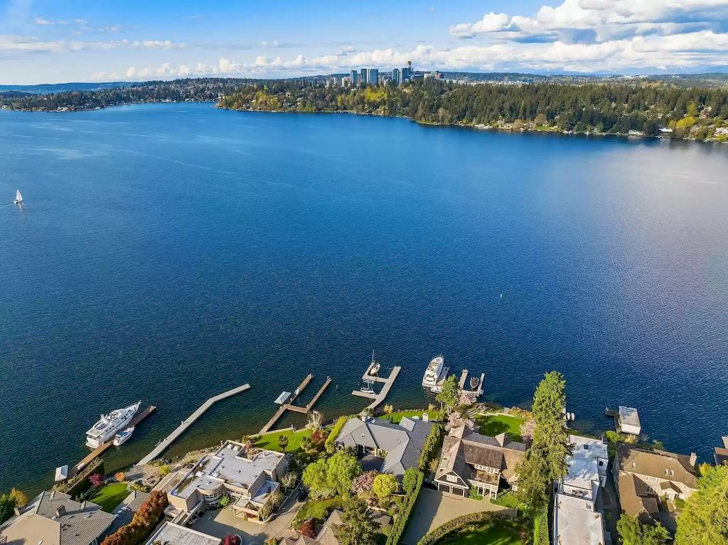 The Estate in Washington is a luxurious home highly curated landscape with an easy effort to the lake now available for sale. This home located at 8900 N Mercer Way, Mercer Island, Washington; offering 04 bedrooms and 05 bathrooms with 5,953 square feet of living spaces. 
