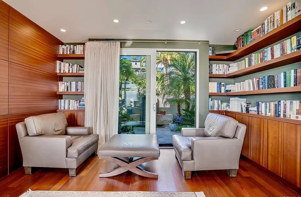 The Home in La Jolla is a classic contemporary estate has sweeping panoramic views of both the ocean and La Jolla Country Club Golf Course now available for sale. This house located at 6848 Country Club Dr, La Jolla, California