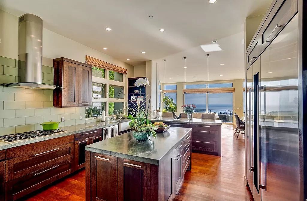 The Home in La Jolla is a classic contemporary estate has sweeping panoramic views of both the ocean and La Jolla Country Club Golf Course now available for sale. This house located at 6848 Country Club Dr, La Jolla, California